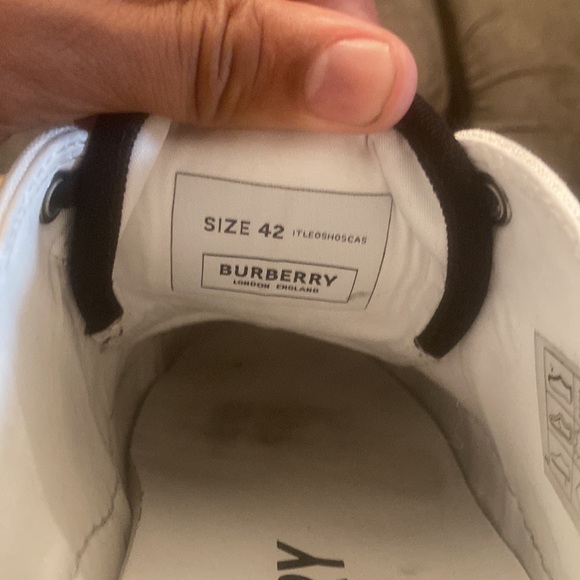 Burberry chucks size 42 which is like a 8.5 black white and red - Picture 4 of 4